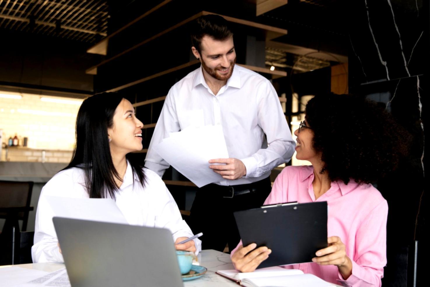 Persona che riflette sulle proprie emozioni durante un momento di introspezione