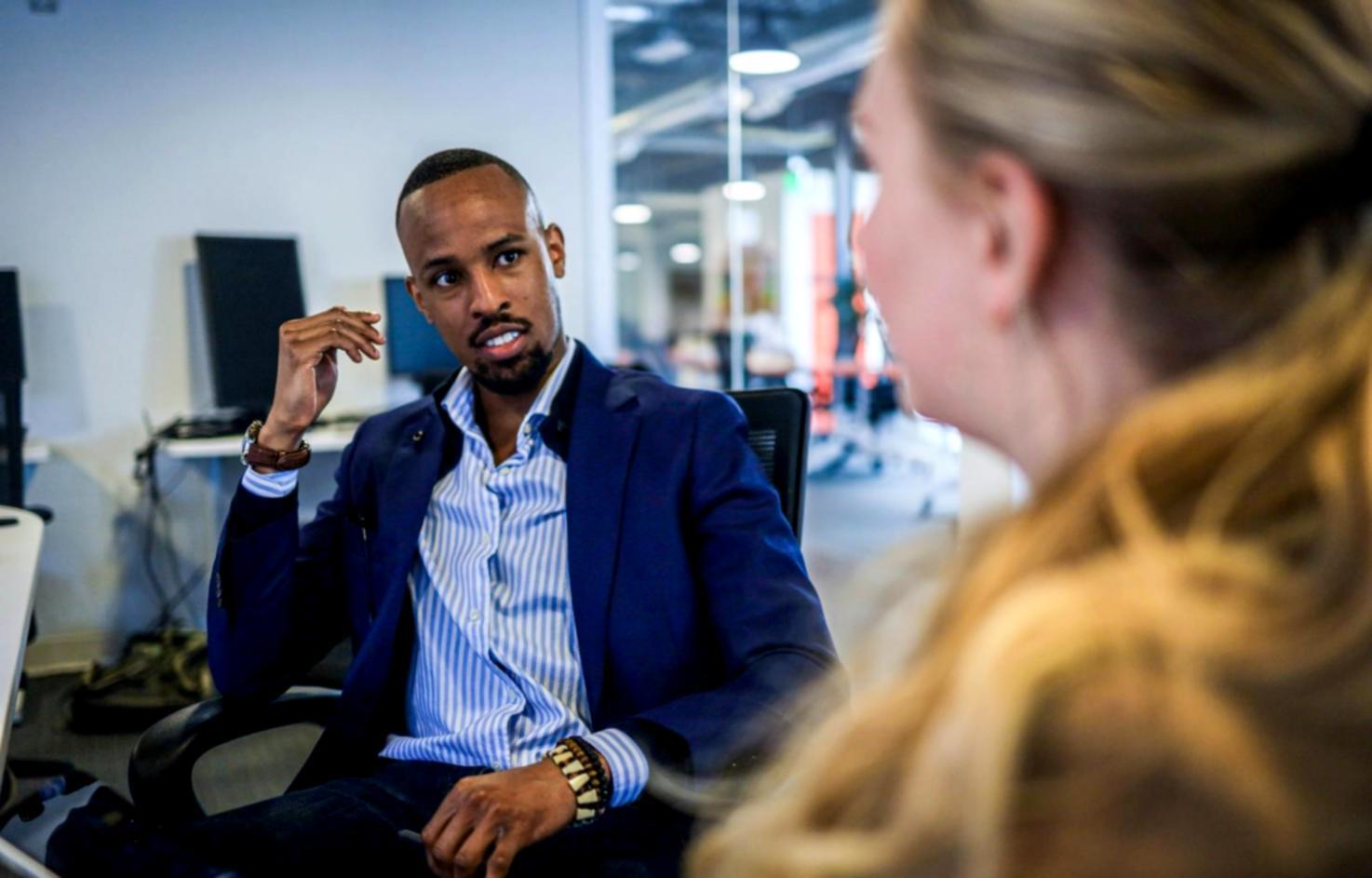 Spazio di lavoro accogliente e riflessivo