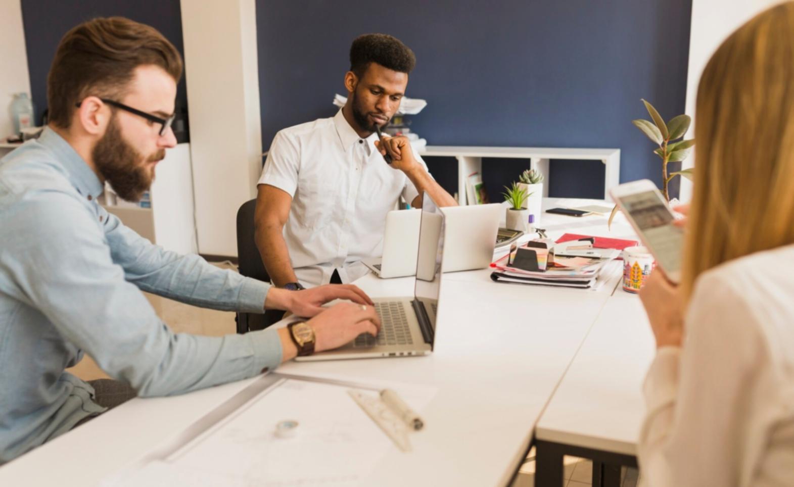 Persona che applica tecniche di gestione emotiva in un contesto professionale